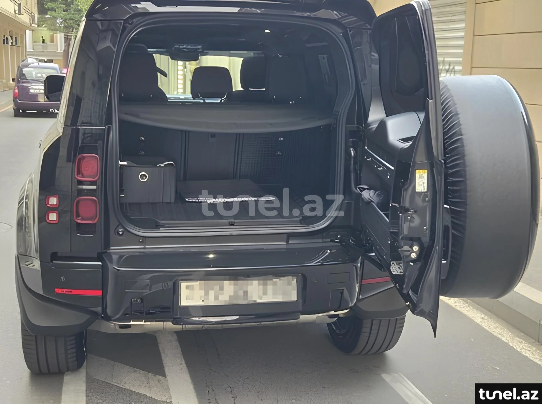 Land Rover Defender 2024