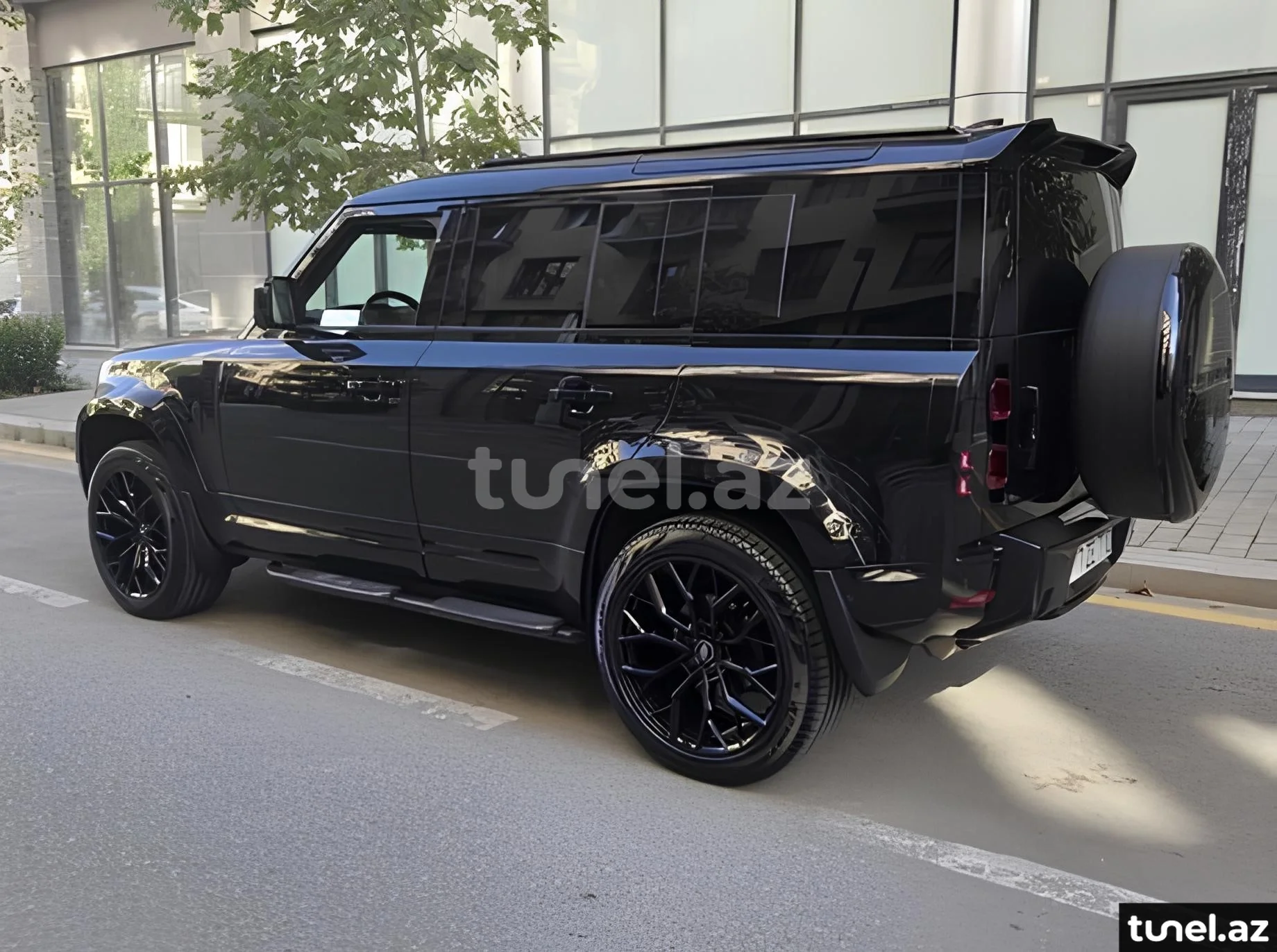 Land Rover Defender 2024