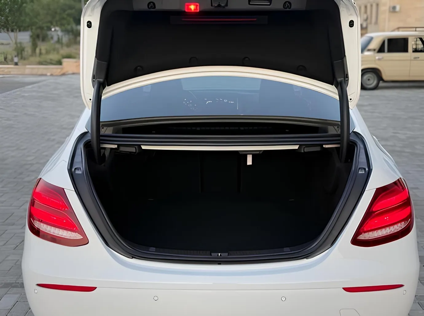 Mercedes E 220 d, 2.0 L, 2018 год, 79 526 km, Баку - Цена: 51 000 ₼ - Tunel.az