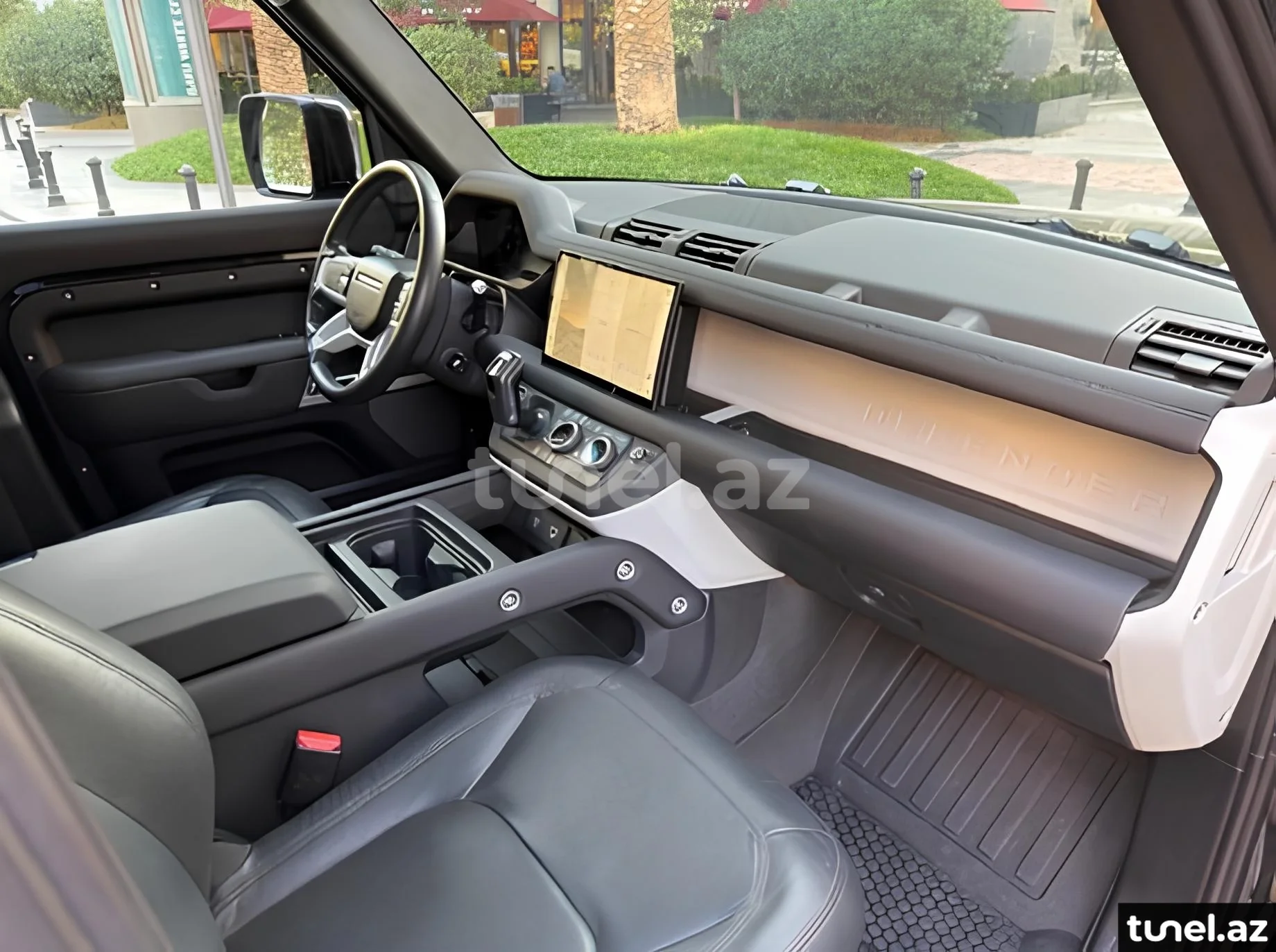 Land Rover Defender 2023