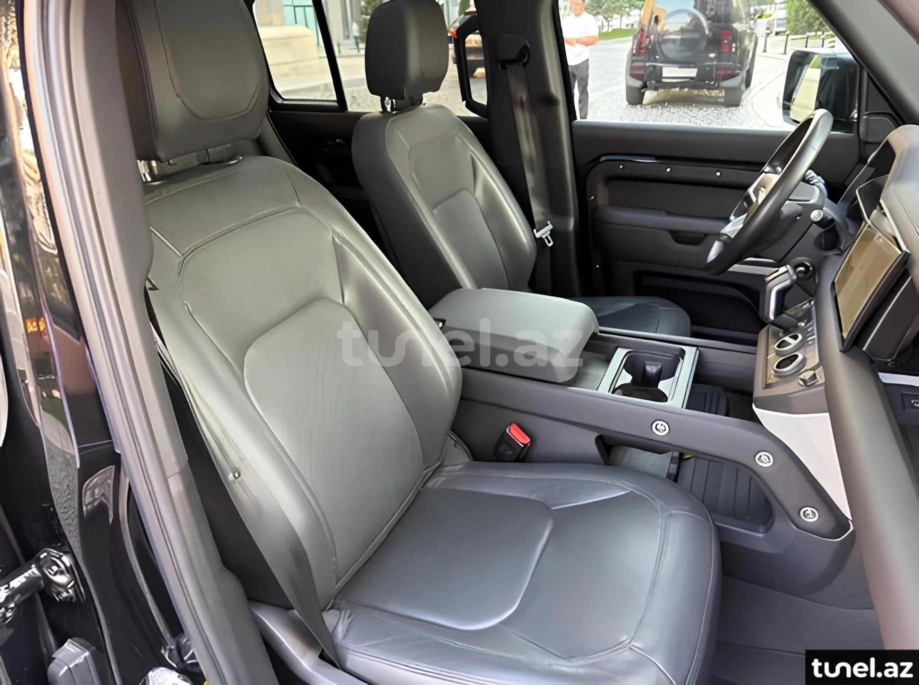 Land Rover Defender 2023