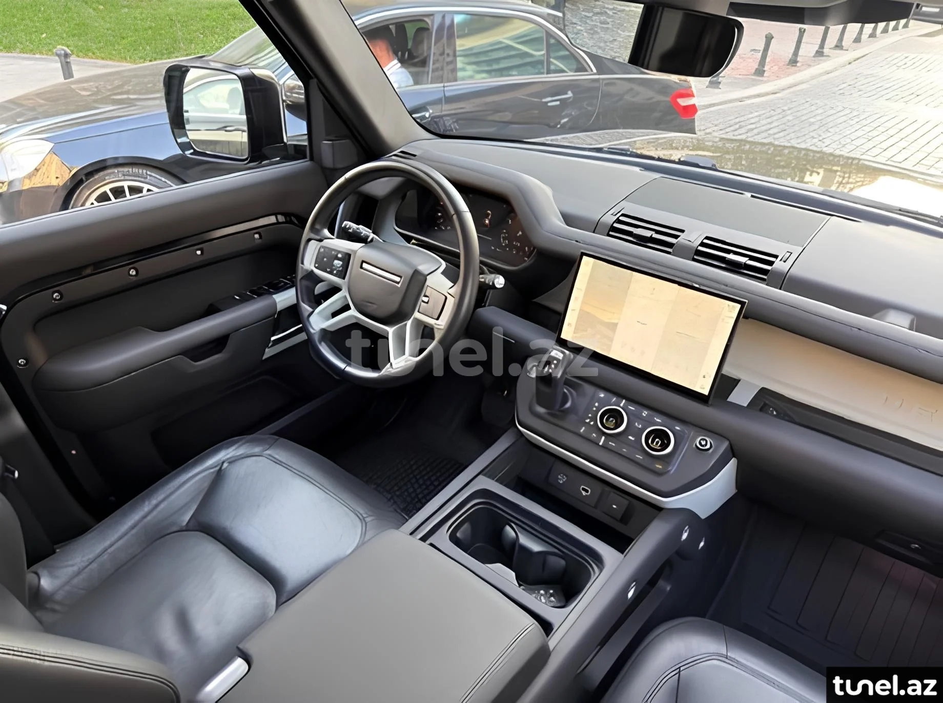 Land Rover Defender 2023