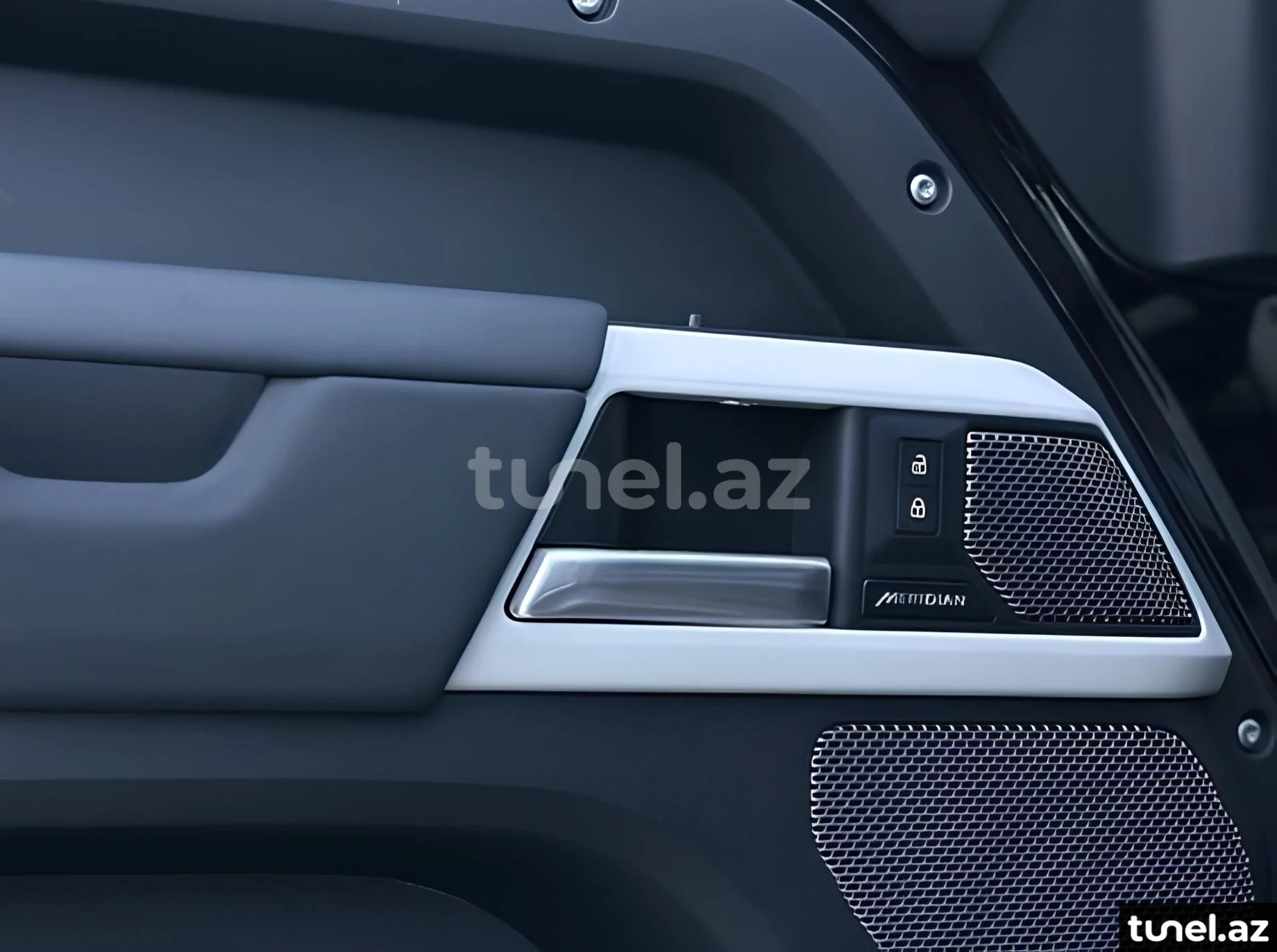 Land Rover Defender 2024