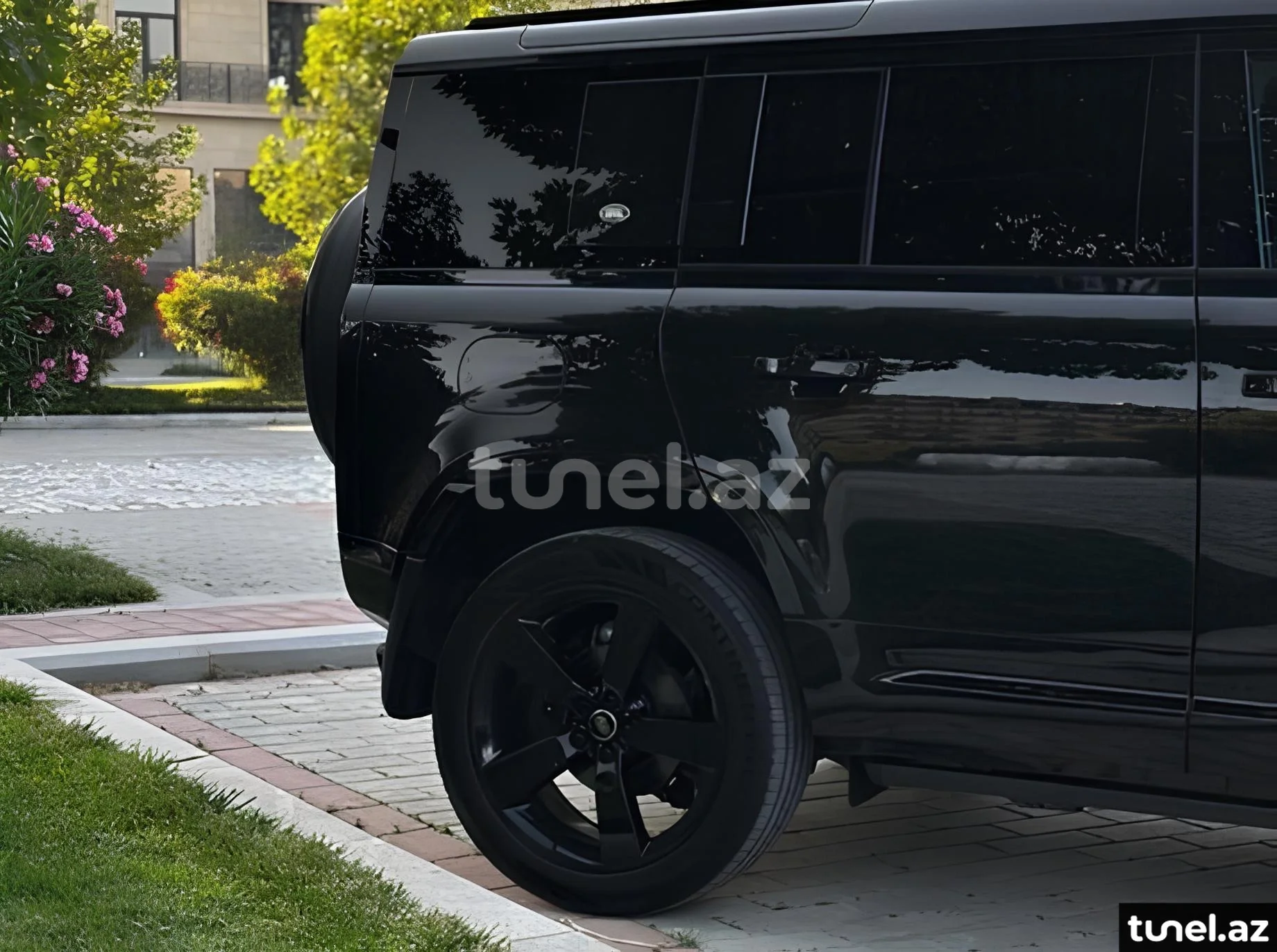 Land Rover Defender 2024